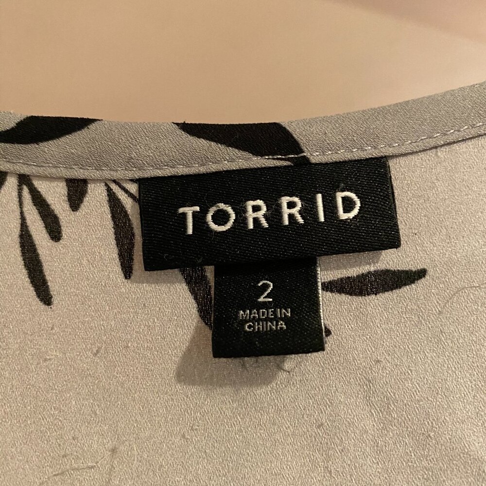 Torrid Sz 2X gray floral top - Picture 2 of 5